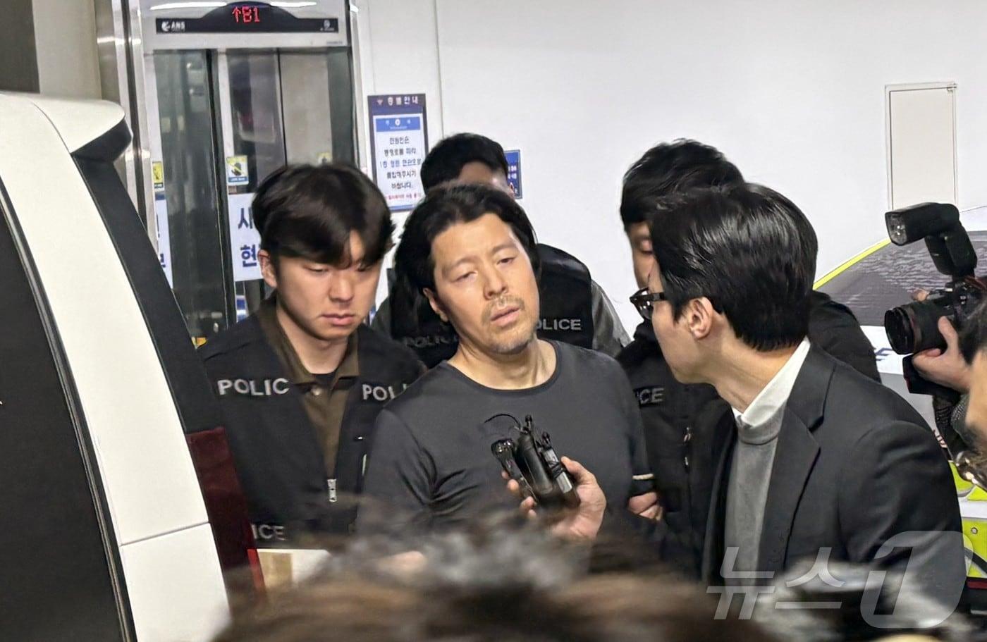 본문 이미지 - 항공사 동료 기장을 흉기로 살해한 혐의를 받는 김동환(50)이 지난 3월 26일 오전 부산진경찰서에서 검찰로 송치되고 있는 모습. ⓒ 뉴스1 박서현 기자