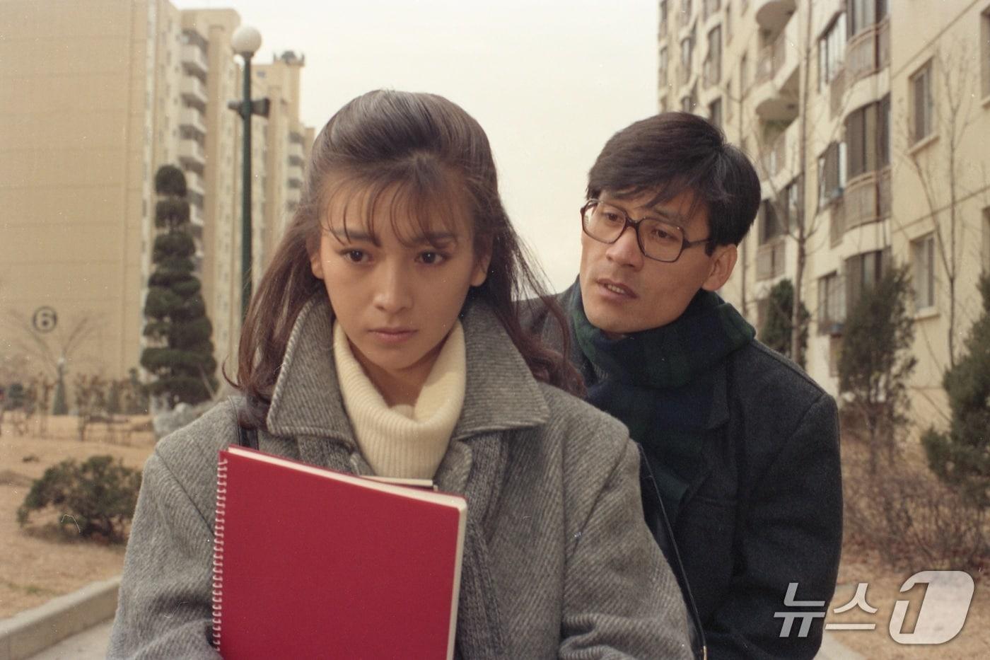 본문 이미지 - 영화 '기쁜 우리 젊은 날' 속 장명(한국영상자료원  및 전주국제영화제 제공. 재판매 및 DB 금지)