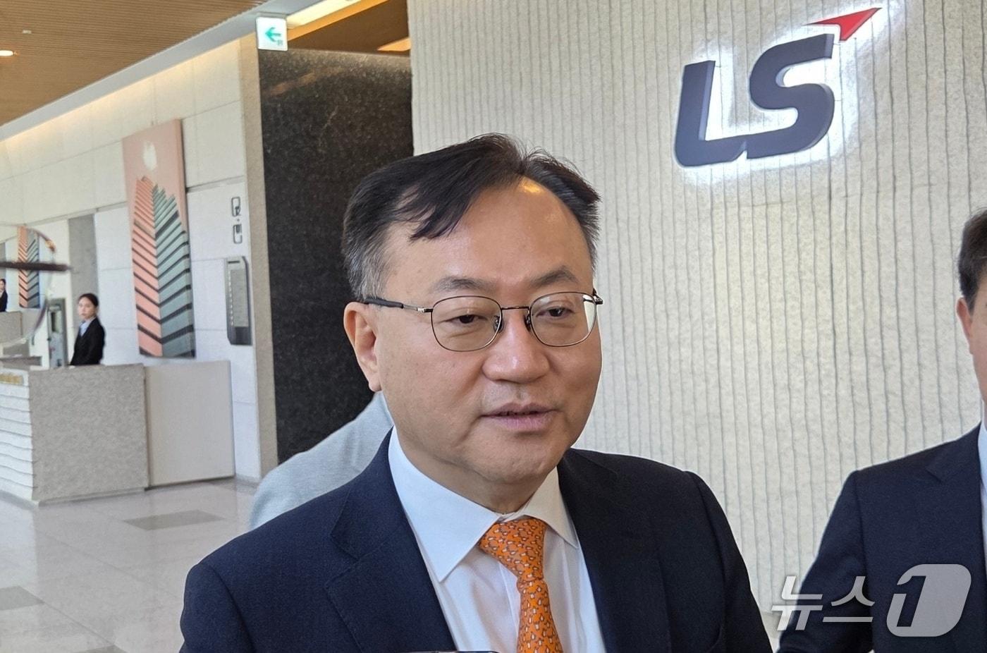 본문 이미지 - 명노현 LS 부회장이 서울 용산 LS타워에서 열린 제57회 정기 주주총회를 마치고 질의응답에 답하고 있다. 2026. 3. 26/뉴스1 황진중 기자