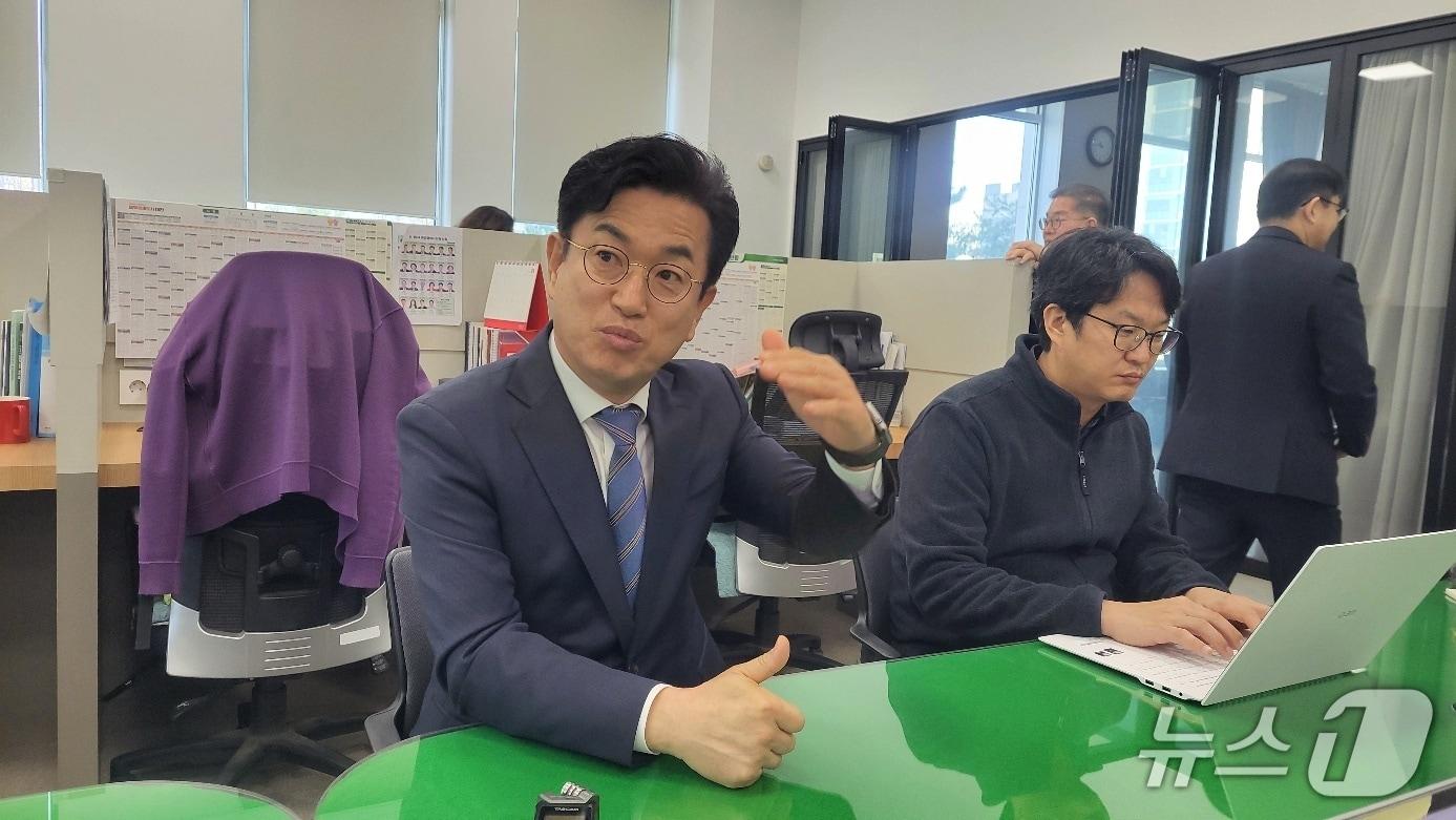 본문 이미지 - 더불어민주당 허태정 대전시장 예비후보가 26일 대전시청 기자실을 찾아 기자간담회를 하고 있다. (박종명 기자) / 뉴스1