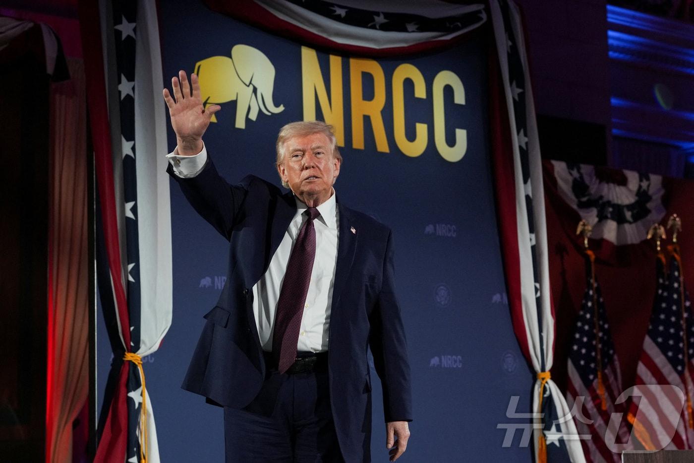 본문 이미지 - 도널드 트럼프 미국 대통령이 25일(현지시간) 워싱턴 D.C.에서 열린 공화당 하원선거위원회(NRCC) 연례 후원 만찬회에 참석했다. 2026.03.25 ⓒ 로이터=뉴스1