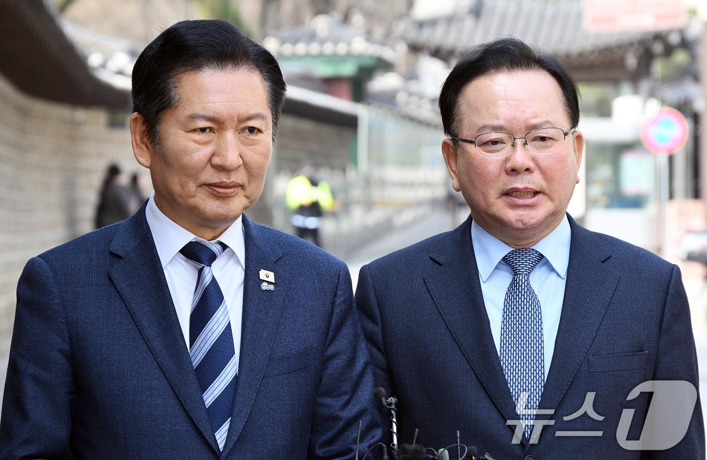 본문 이미지 - 정청래 더불어민주당 대표와 김부겸 전 국무총리가 26일 서울 중구 달개비에서 회동을 마치고 취재진 질문에 답변하고 있다. 2026.3.26 ⓒ 뉴스1 국회사진기자단