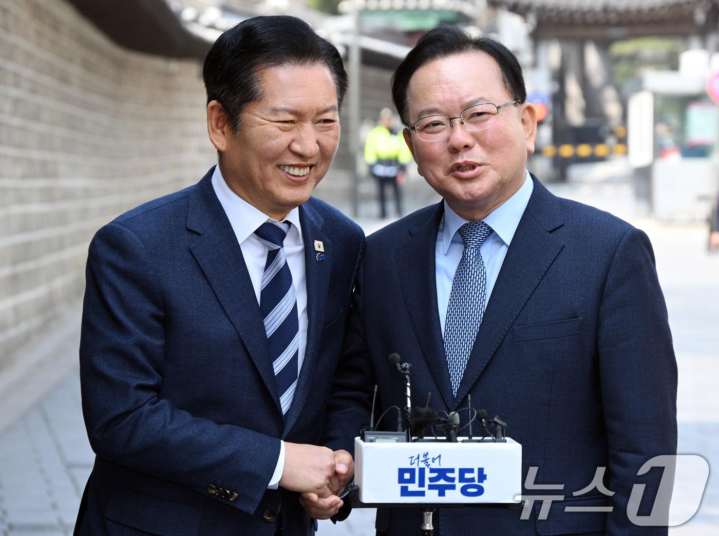 본문 이미지 - 정청래 더불어민주당 대표와 김부겸 전 국무총리가 26일 서울 중구 달개비에서 회동을 마치고 취재진 질문에 답변하고 있다. 2026.3.26 ⓒ 뉴스1 국회사진기자단