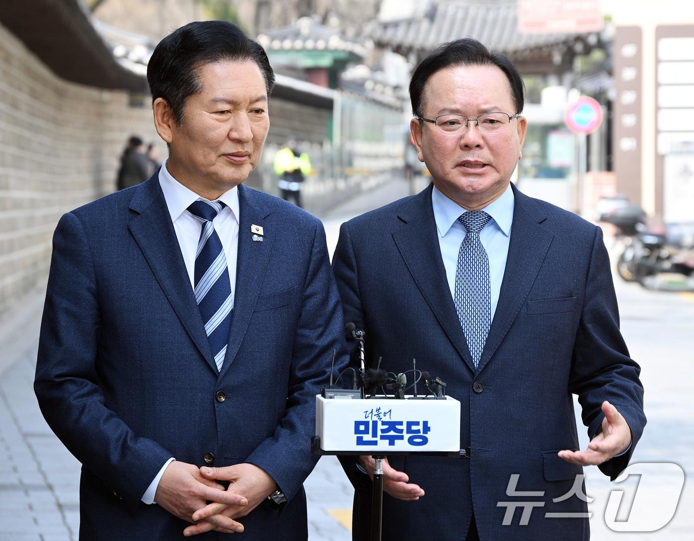 본문 이미지 - 정청래 더불어민주당 대표와 김부겸 전 국무총리가 26일 서울 중구 달개비에서 회동을 마치고 취재진 질문에 답변하고 있다. 2026.3.26 ⓒ 뉴스1 국회사진기자단