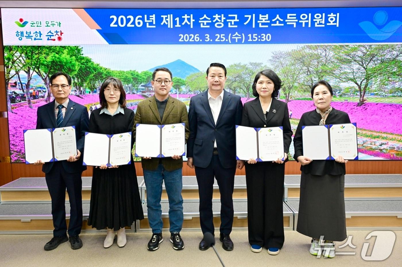 본문 이미지 - 25일 전북 순창군청에서 제1차 기본소득위원회가 개최된 가운데 회의 위원들이 최영일 군수와 기념 촬영을 하고 있다.(순창군 제공. 재판매 및 DB금지)/뉴스1 