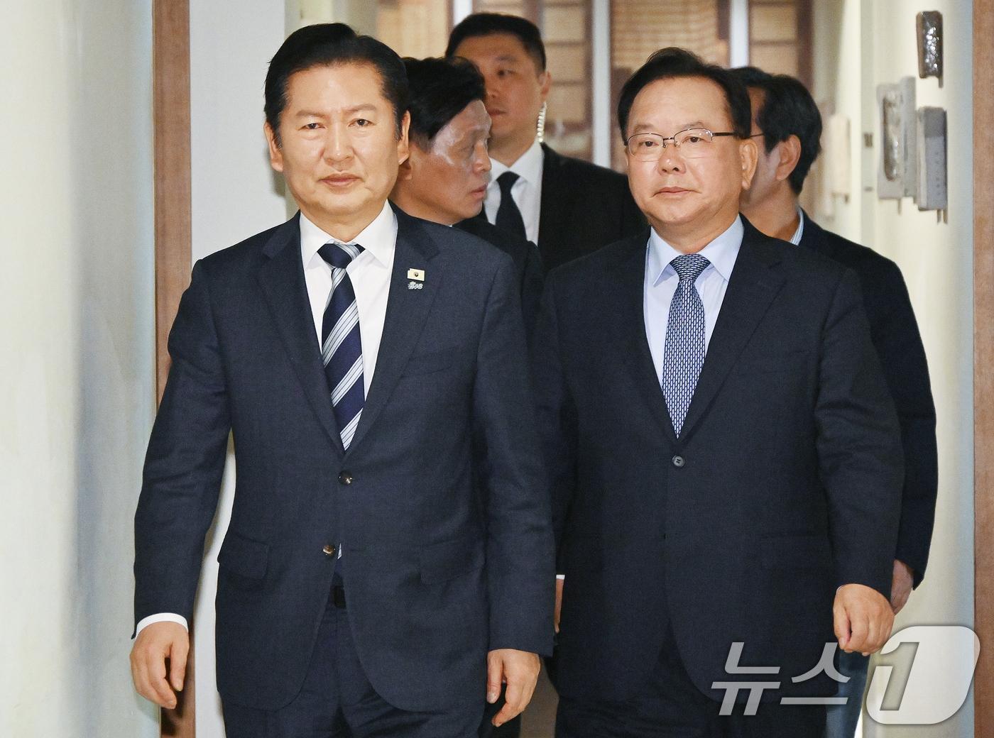 본문 이미지 - 정청래 더불어민주당 대표와 김부겸 전 국무총리가 26일 서울 중구 달개비에서 회동을 마치고 취재진 질문에 답변하고 있다. 2026.3.26 ⓒ 뉴스1 국회사진기자단