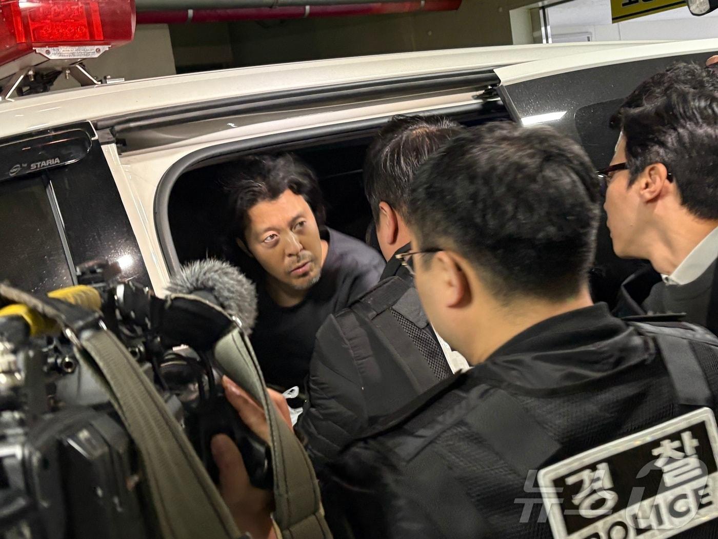 본문 이미지 - 항공사 동료 기장을 흉기로 살해한 혐의를 받는 김동환(49)이 26일 오전 부산진경찰서에서 검찰로 송치되고 있다. 2026.3.26 ⓒ 뉴스1 박서현 기자 2026.3.26 ⓒ 뉴스1 박서현 기자