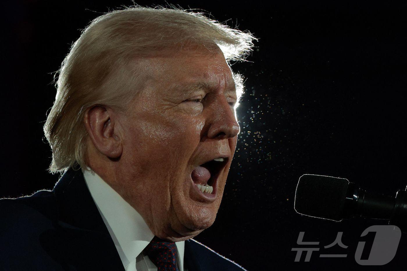본문 이미지 - 도널드 트럼프 미국 대통령이 25일(현지시간) 워싱턴 D.C.에서 열린 공화당 하원선거위원회(NRCC) 연례 후원 만찬회에 참석해 연설하고 있다. 2026.03.25 ⓒ AFP=뉴스1