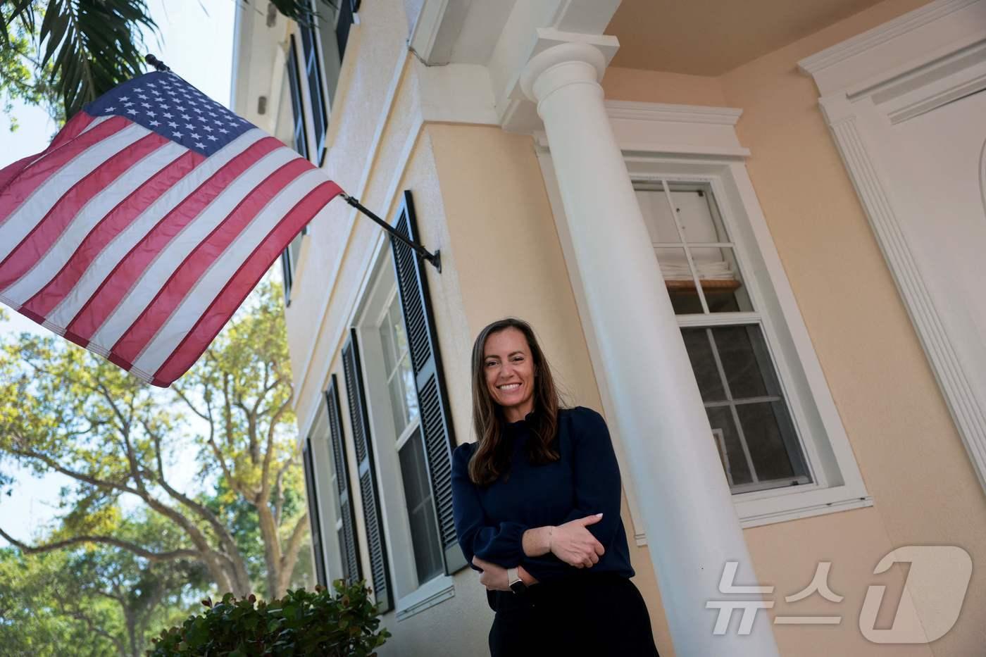 본문 이미지 - 도널드 트럼프 미국 대통령의 마러라고 저택과 클럽이 위치한 플로리다의 팜비치 선거구 주 하원 보궐 선거에서 승리한 에밀리 그레고리 당선인이 25일(현지시간) 자택에서 포즈를 취하고 있다. 2026.03.25. ⓒ AFP=뉴스1