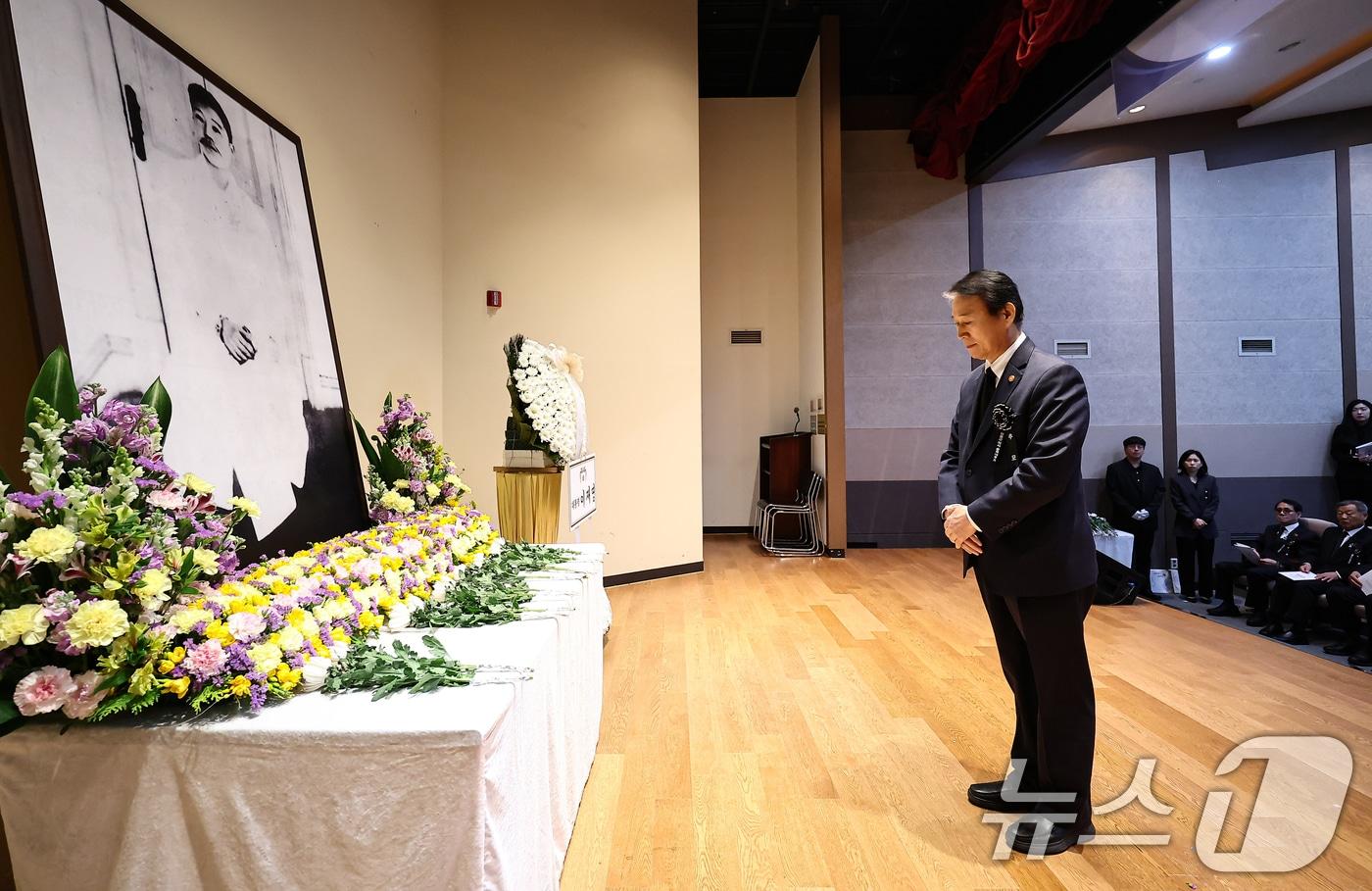 본문 이미지 - 권오을 국가보훈부 장관이 지난 3월 서울 중구 안중근의사 기념관에서 열린 안중근 의사 순국 116주기 추모식에서 헌화 후 묵념하고 있다. 2026.3.26 ⓒ 뉴스1 김도우 기자