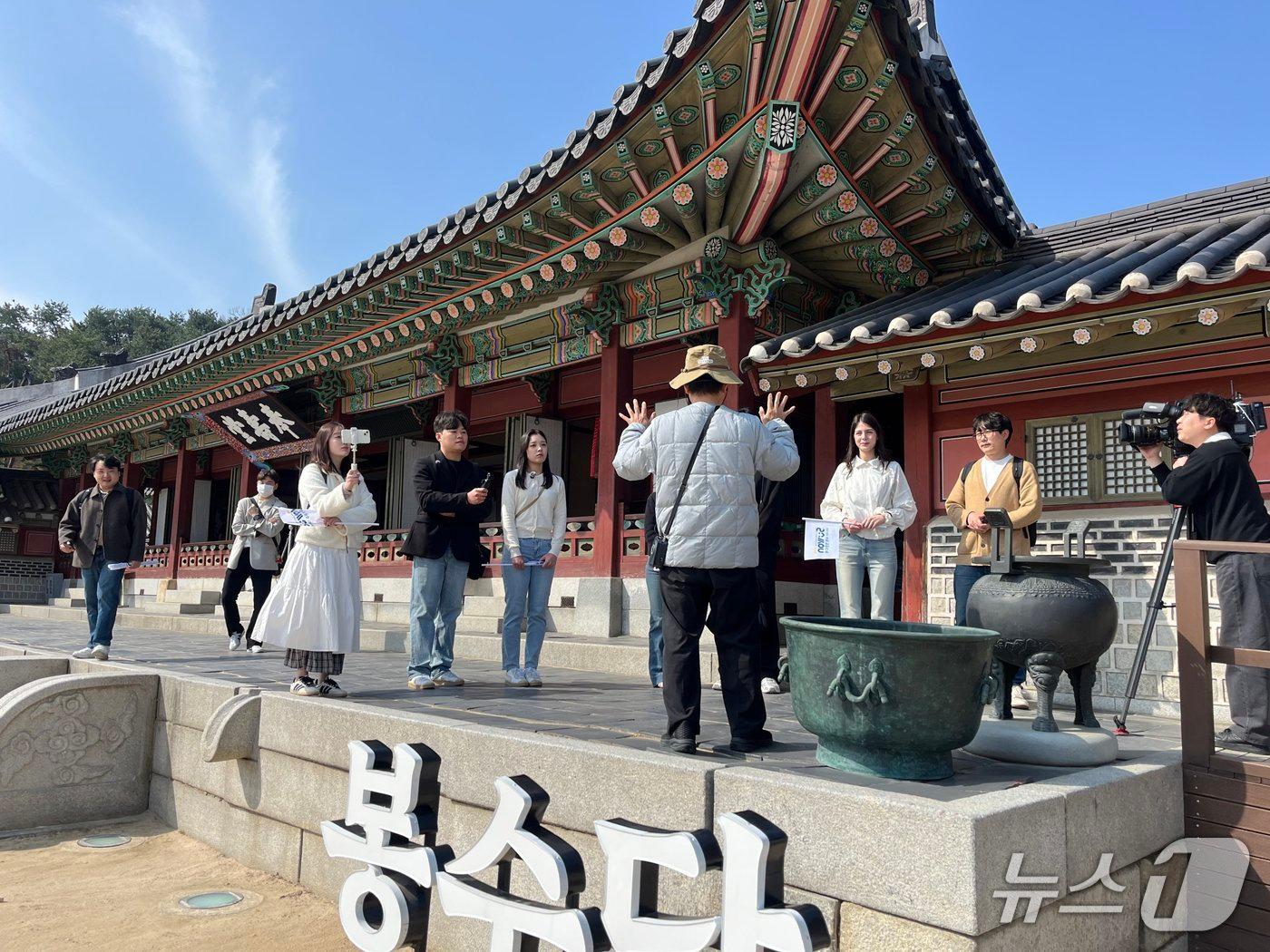 본문 이미지 - 글로벌 인플루언서들이 경기 수원시 화성행궁을 방문해 문화관광해설사 프로그램을 체험하고 있다. (수원시 제공. 재판매 및 DB 금지) 2026.3.26/뉴스1 