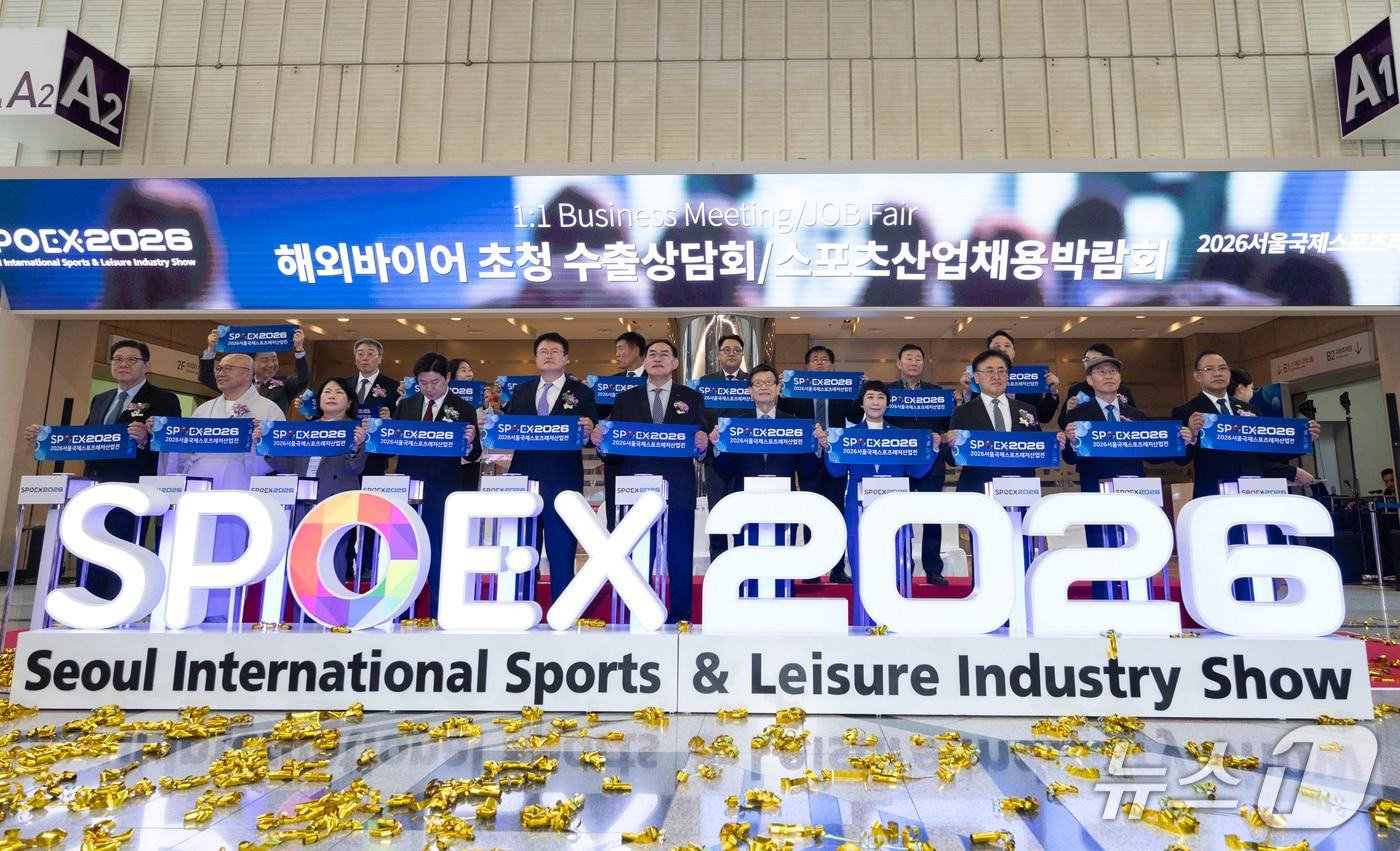 본문 이미지 -  한국무역협회(KITA)가 26일부터 나흘간 삼성동 코엑스에서 국민체육진흥공단과 공동으로 개최하는 '2026 서울국제스포츠레저산업전(SPOEX 2026)'에 참석한 주요 내빈이 기념촬영을 하고 있다. (앞줄 왼쪽에서 여섯번째부터 국민체육진흥공단 하형주 이사장, 한국무역협회 윤진식 회장)