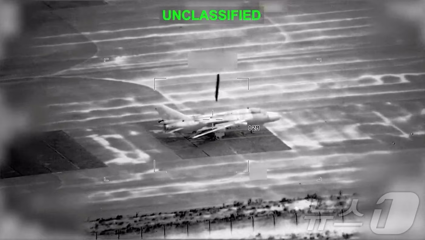 본문 이미지 - 지난 1일(현지시간) 미 중부사령부가 공개한 미군의 이란 전투기 공습 장면. 사진은 중부사령부 엑스(X) 영상 갈무리. 2026.03.01 ⓒ 로이터=뉴스1