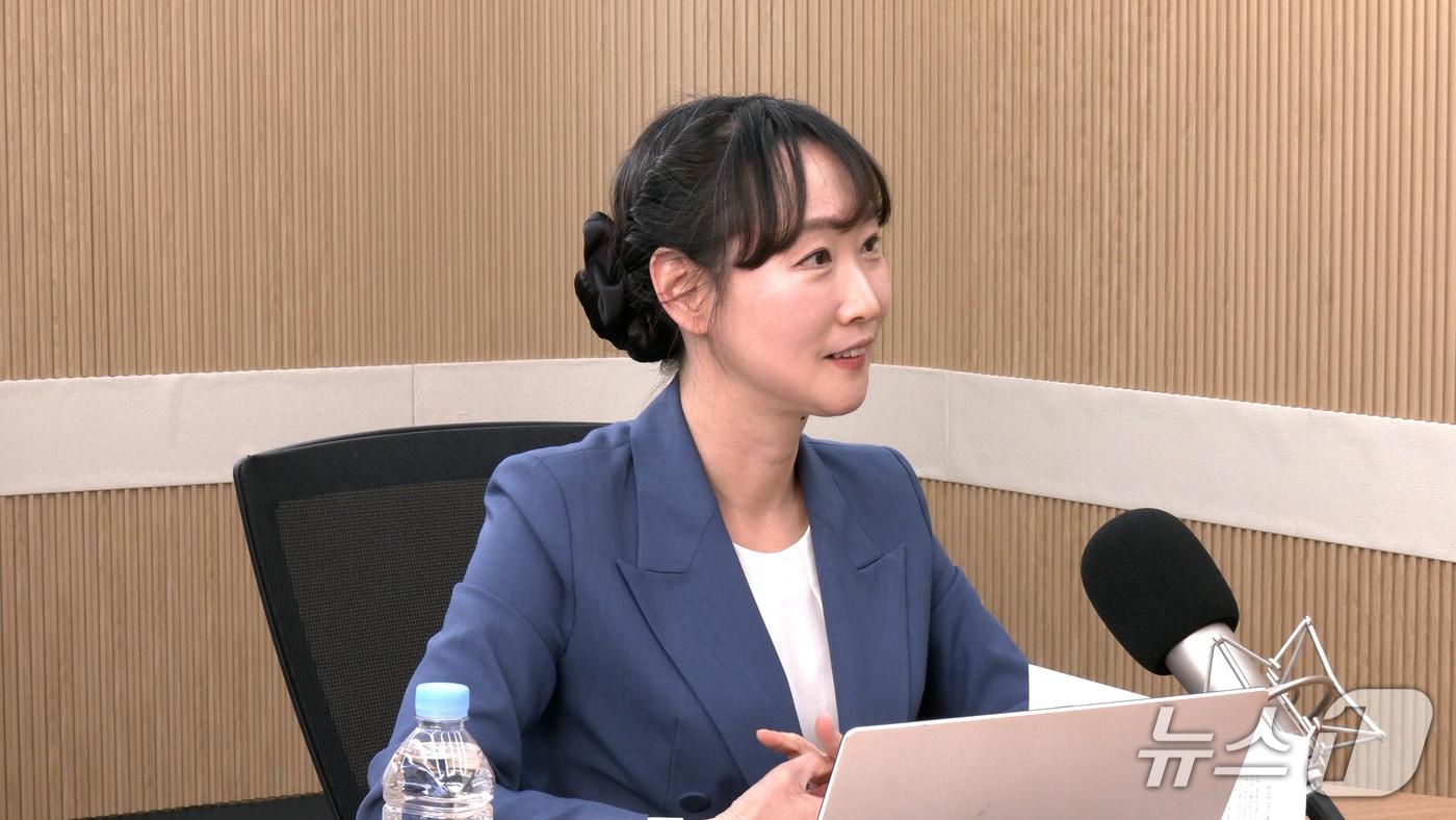 본문 이미지 - 이지은 더불어민주당 대변인이 26일 뉴스1TV '팩트앤뷰'에 출연해 질문에 답하고 있다.(뉴스1TV '팩트앤뷰' 캡처)