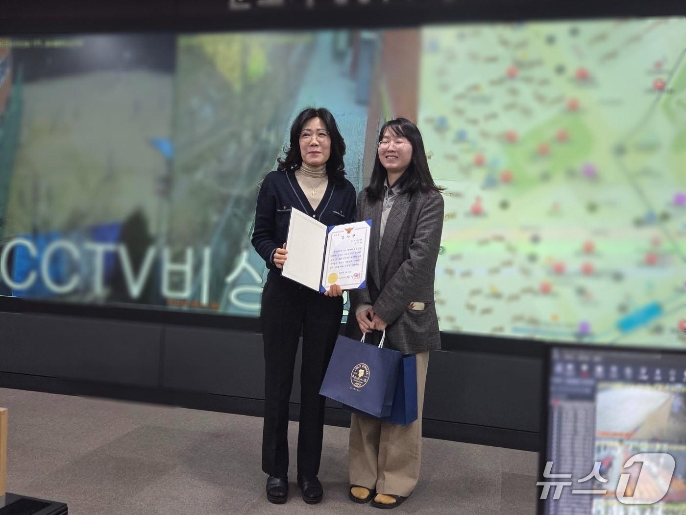 본문 이미지 - 경기 군포시 통합관제센터 관제요원 장민경 씨가 군포경찰서로부터 감사장을 받고 기념촬영을 하고 있다. (군포시 제공. 재판매 및 DB 금지) 2026.3.26/뉴스1 