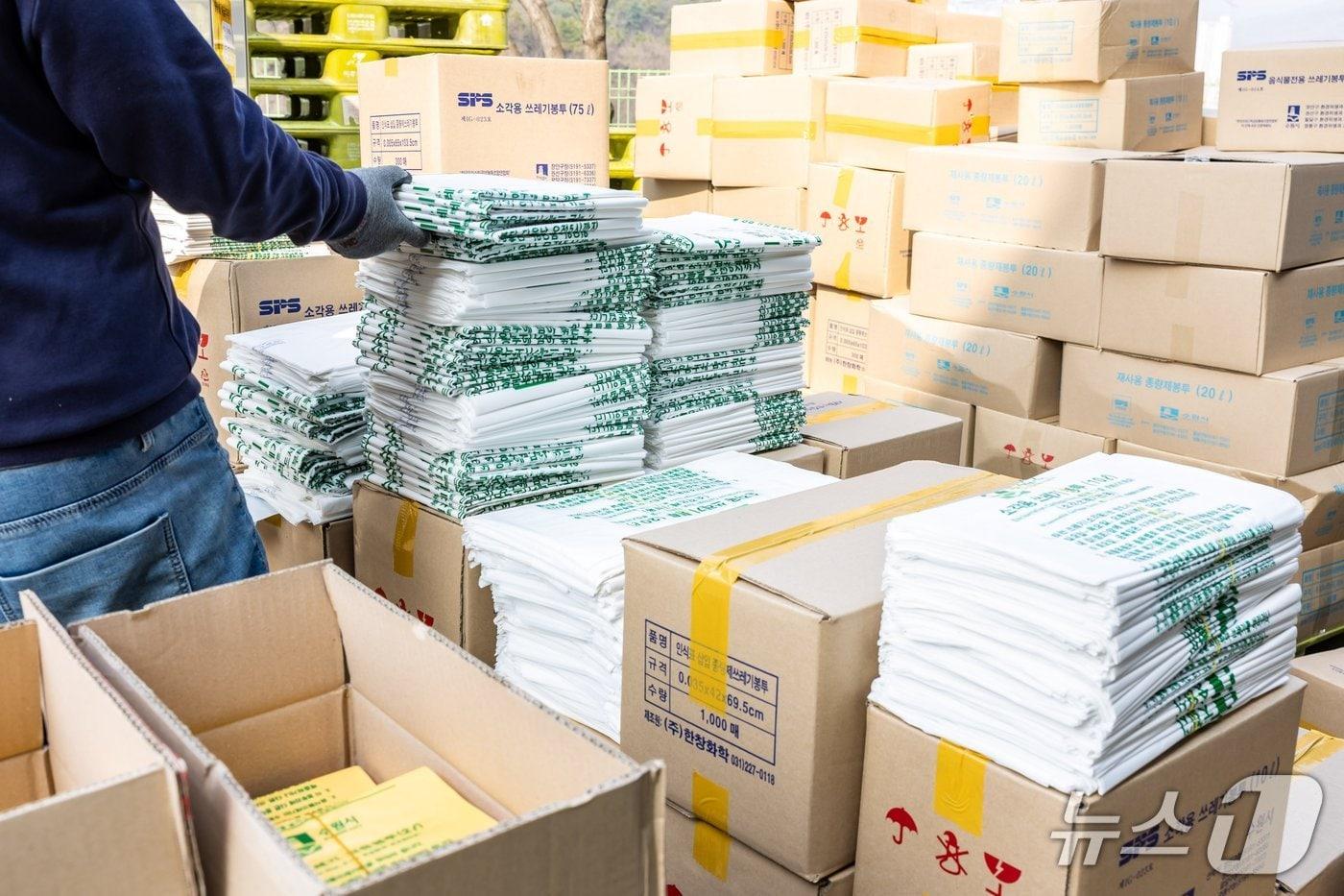 본문 이미지 - 경기 수원시 종량제봉투. (수원시 제공. 재판매 및 DB 금지) 2026.3.26/뉴스1