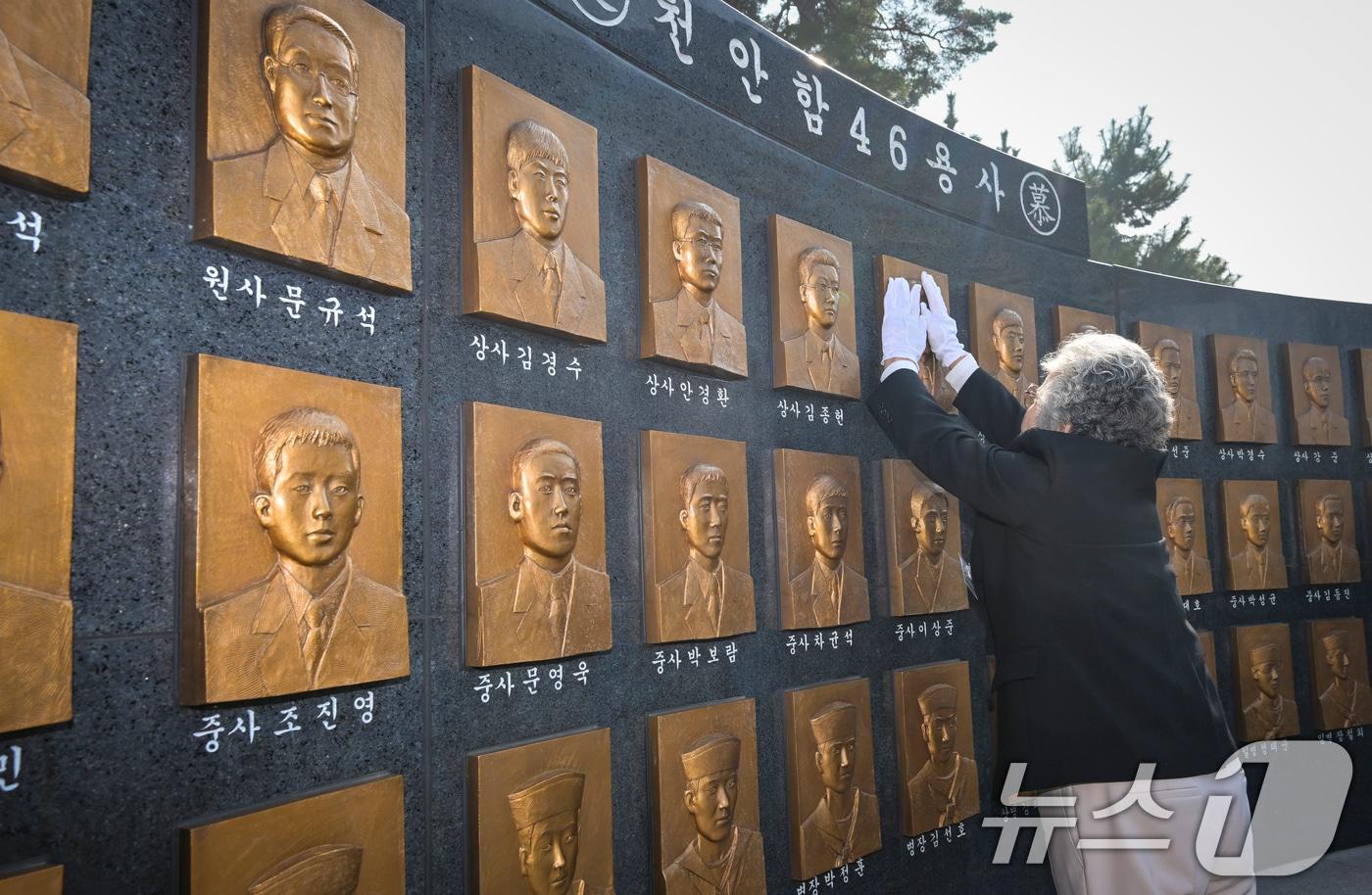 본문 이미지 - 26일 경기 평택시 해군 제2함대사령부에서 열린 '제16주기 천안함 46용사 추모식'에서 천안함 유가족들이 추모비를 어루만지고 있다. (공동취재) 2026.3.26 ⓒ 뉴스1 김영운 기자