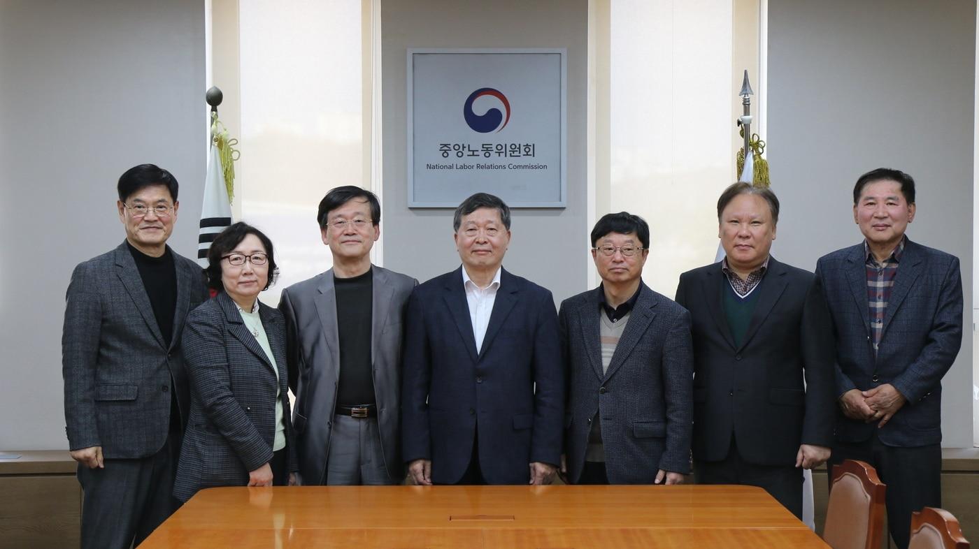 본문 이미지 - 중노위와 13개 지방노동위원회는 이날 2026년도 준상근 조정위원 104명을 위촉했다고 밝혔다. (사진제공=중노위)