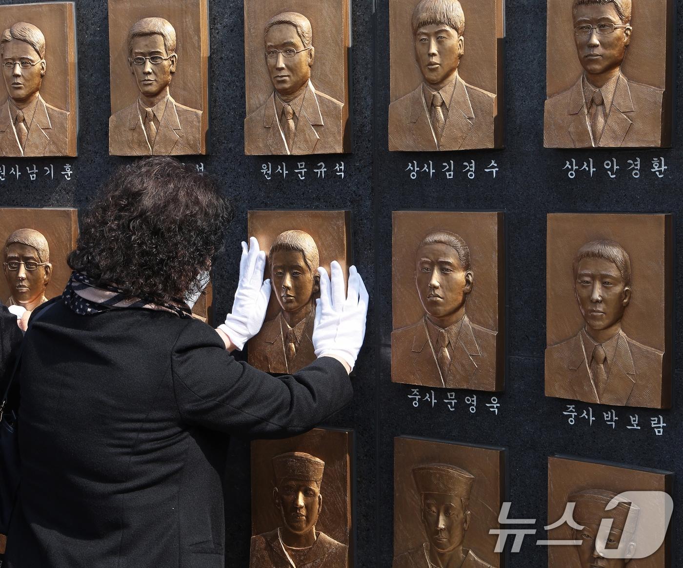 본문 이미지 - 26일 경기 평택시 해군 제2함대사령부에서 열린 '제16주기 천안함 46용사 추모식'에서 천안함 유가족들이 추모비를 어루만지고 있다. (공동취재) 2026.3.26 ⓒ 뉴스1 김영운 기자