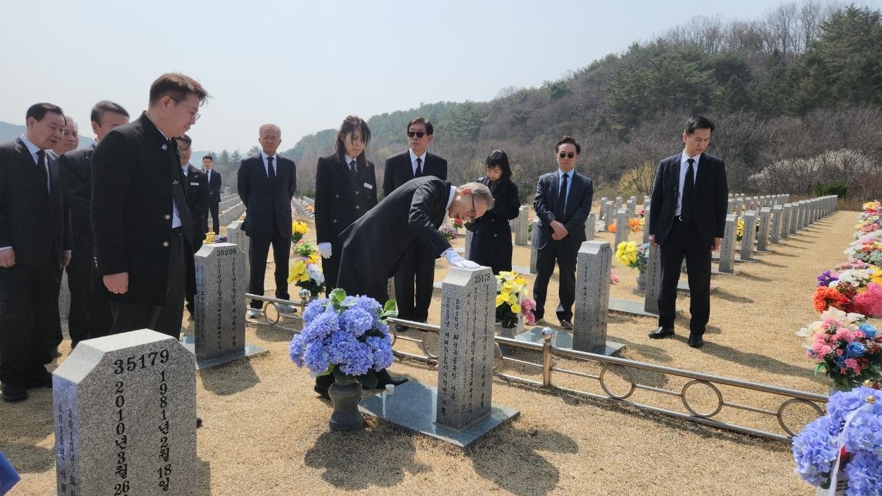 본문 이미지 - 이명박 전 대통령은 26일 천안함 피격 사건 16주기를 맞아 국립대전현충원을 찾아 천안함 46용사 묘역을 참배했다. (이 전 대통령 측 제공) 