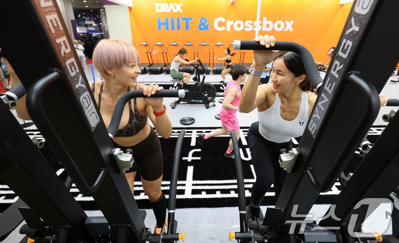 본문 이미지 - 26일 서울 강남구 코엑스에서 열린 2026 서울국제스포츠레저산업전(SPOEX2026)을 찾은 참관객들이 운동기구를 체험하고 있다. 이번 행사는 헬스·피트니스 장비, 스포츠용품, 수중·수상스포츠 장비 등 다양한 품목을 전시하고 인공지능(AI) 기반 운동처방 시스템 등 첨단 스포츠 서비스도 함께 선보인다. 2026.3.26 ⓒ 뉴스1 이호윤 기자