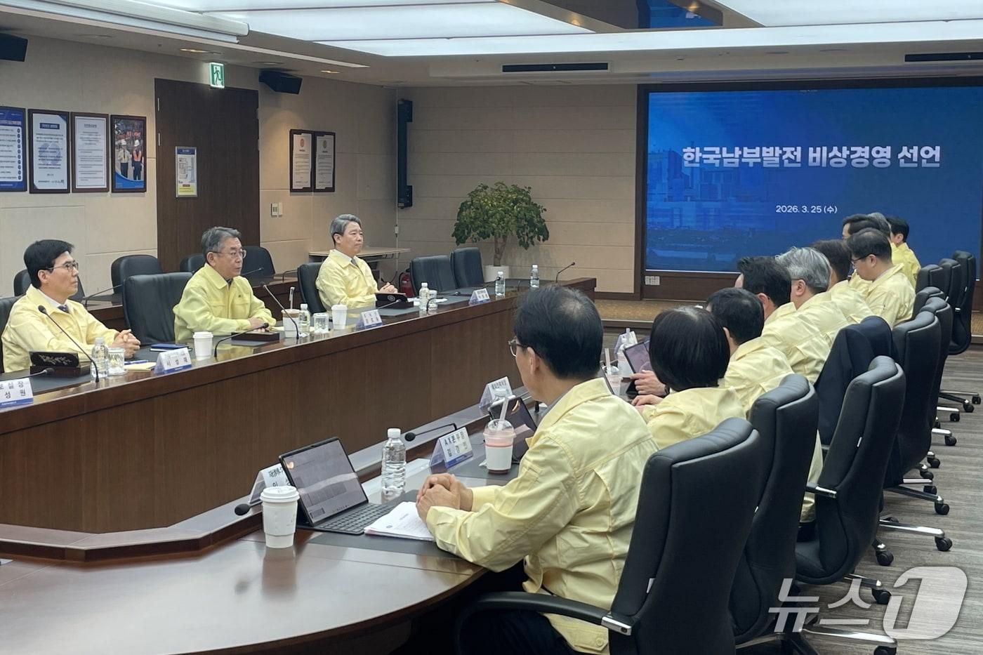 본문 이미지 - 지난 25일 남부발전 경영진 및 주요 간부들이 참석한 가운데 열린 긴급회의 모습 (남부발전 제공. 재판매 및 DB금지)