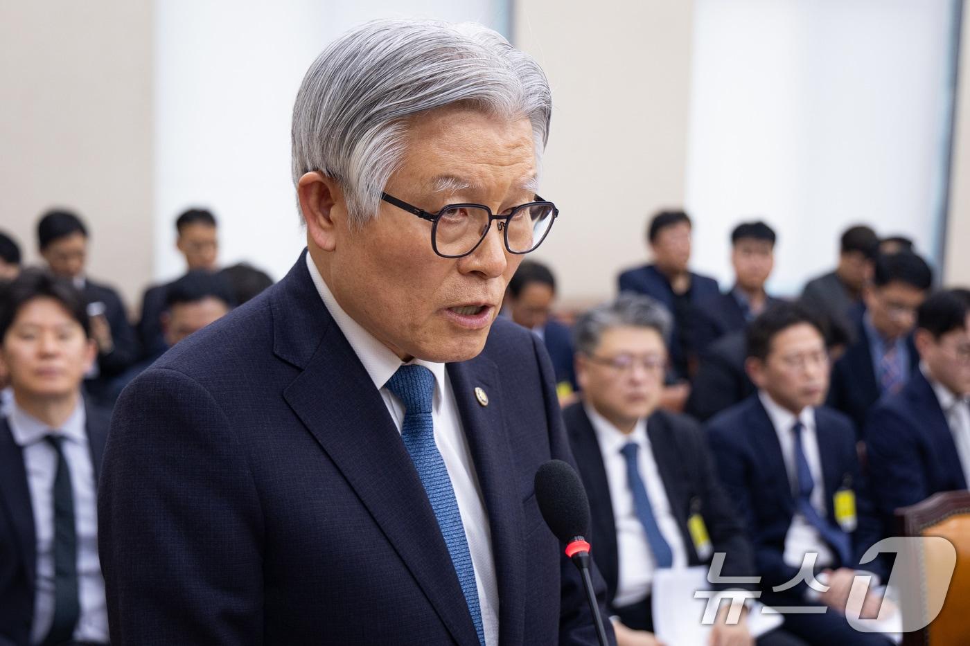 본문 이미지 - 최동석 인사혁신처장이 지난 26일 서울 여의도 국회에서 열린 제433회 국회(임시회) 행정안전위원회 제3차 전체회의에서 법안 의결 인사말을 하고 있다. 2026.3.26 ⓒ 뉴스1 유승관 기자