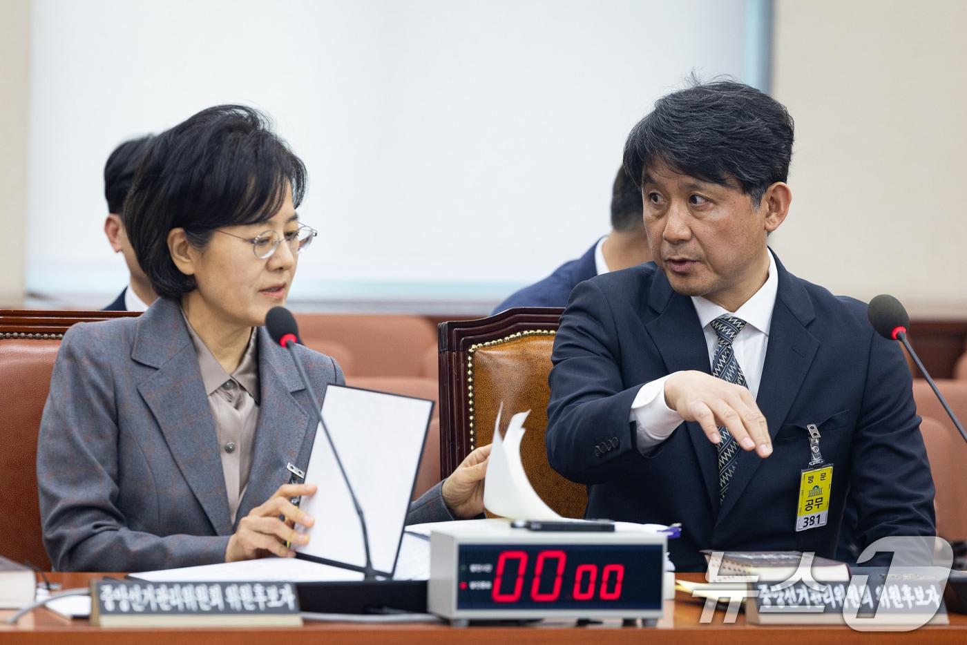 본문 이미지 - 윤광일(오른쪽), 전현정 중앙선거관리위원 후보자가 26일 서울 여의도 국회에서 열린 제433회 국회(임시회) 행정안전위원회의 중앙선거관리위원 후보자에 대한 인사청문회에 출석해 대화하고 있다. 2026.3.26 ⓒ 뉴스1 유승관 기자