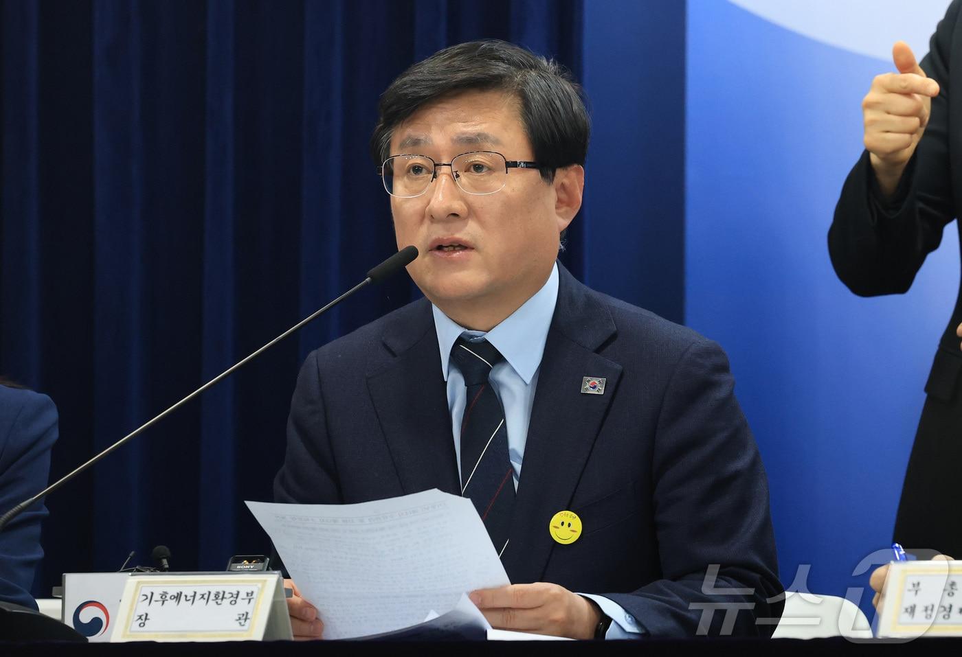 본문 이미지 - 김성환 기후에너지환경부 장관이 서울 종로구 정부서울청사에서 중동 전쟁에 따른 비상경제 대응방안을 발표하고 있다. 2026.3.26 ⓒ 뉴스1 임세영 기자