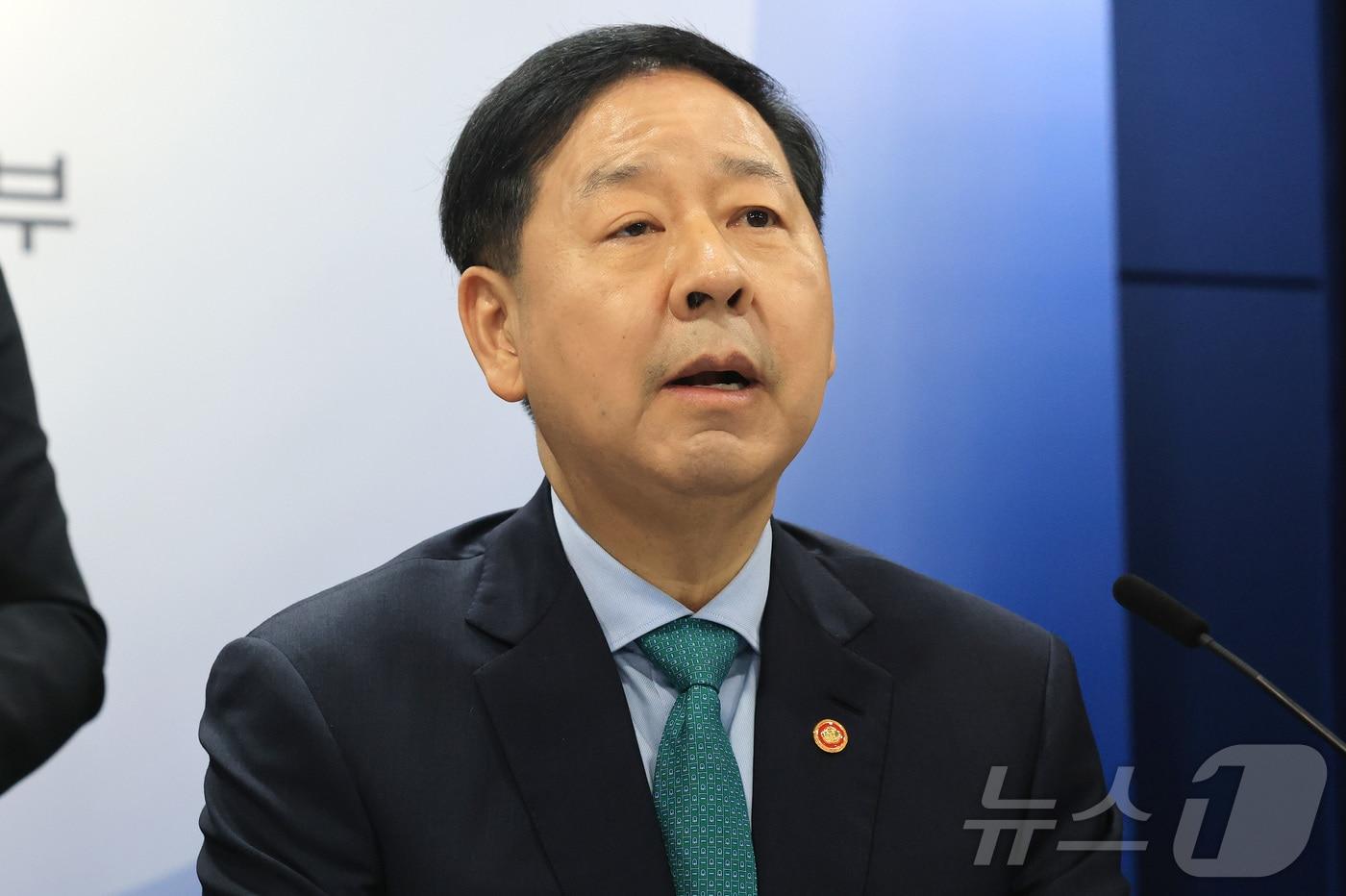 본문 이미지 - 구윤철 부총리 겸 재정경제부 장관이 26일 서울 종로구 정부서울청사에서 중동 전쟁에 따른 비상경제 대응방안을 발표하고 있다. 2026.3.26 ⓒ 뉴스1 임세영 기자