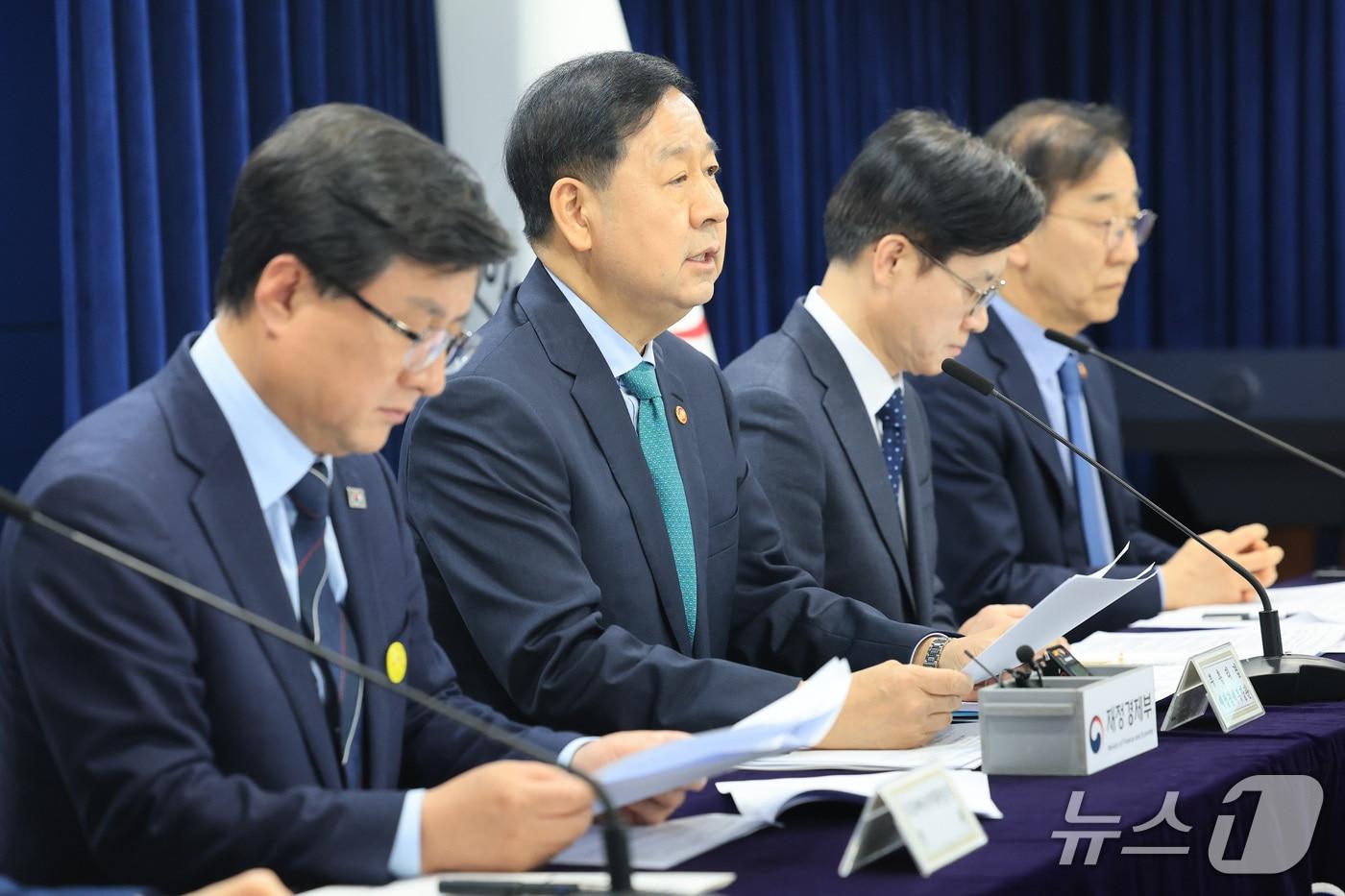본문 이미지 - 구윤철 부총리 겸 재정경제부 장관이 26일 서울 종로구 정부서울청사에서 중동 전쟁에 따른 비상경제 대응방안을 발표하고 있다. 왼쪽부터 김성환 기후에너지환경부 장관, 구 부총리, 김정관 산업통상부 장관, 김윤덕 국토교통부 장관. 2026.3.26/뉴스1