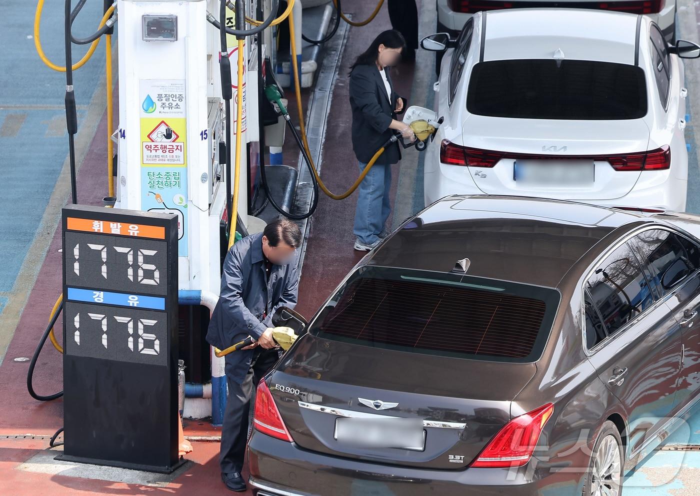 본문 이미지 - 정부의 석유 최고가격제 2차 고시를 하루 앞둔 26일 서울 서초구 만남의광장 주유소에서 시민들이 주유를 하고 있다.2026.3.26 ⓒ 뉴스1 김성진 기자