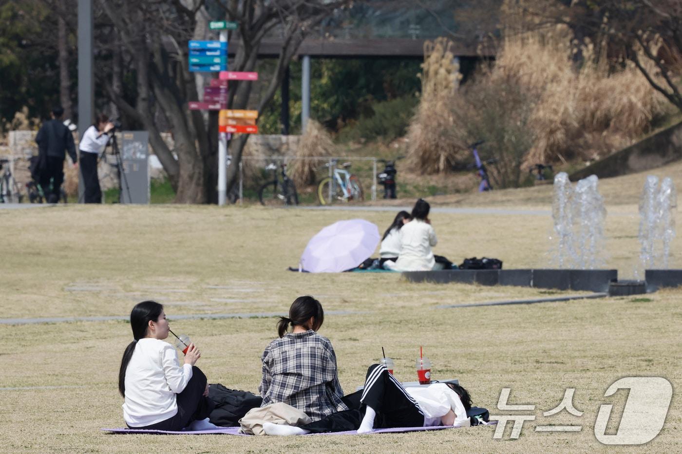 본문 이미지 - 완연한 봄날씨를 보인 26일 광주 전남대학교 도서관앞 잔디에는 학생들이 햇살을 만끽하며 여유를 즐기고 있다. 2026.3.26 ⓒ 뉴스1 김태성 기자