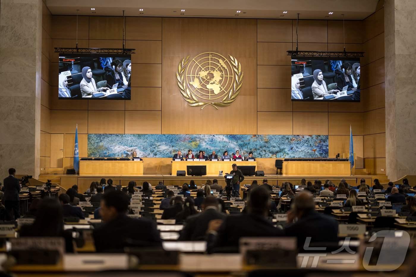 본문 이미지 - 카타르 대사가 16일(현지시간) 제네바에서 열린 유엔 인권이사회 회의 중 이란 이슬람 공화국의 인권에 관해 연설하고 있다. 2026.3.16 ⓒ AFP=뉴스1 (자료사진)