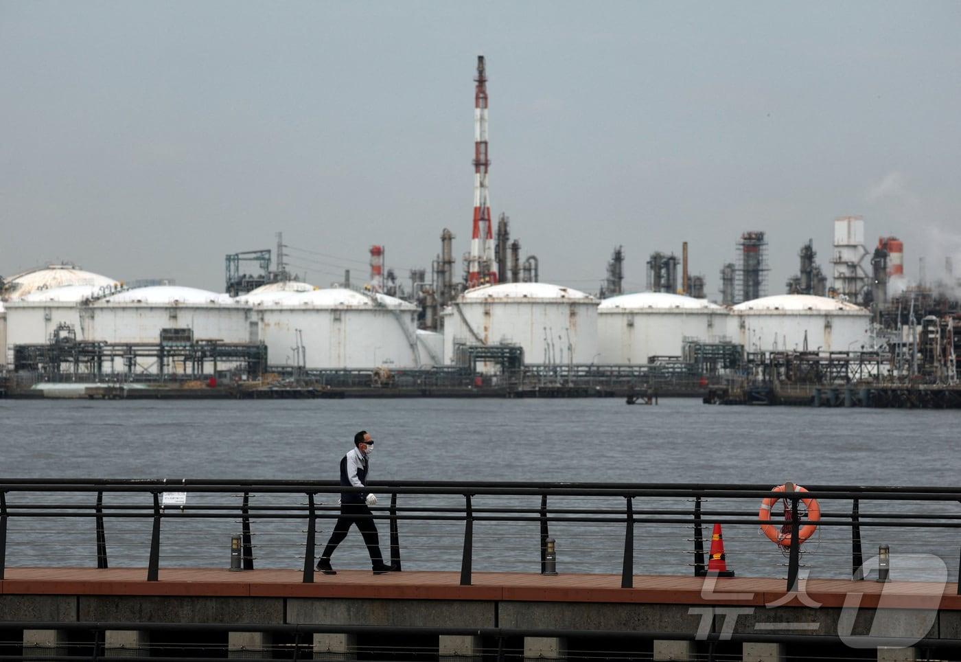 본문 이미지 - 일본 도쿄 남부 가와사키의 게이힌 산업단지에 위치한 정유 공장. 2026.03.17 ⓒ 로이터=뉴스1