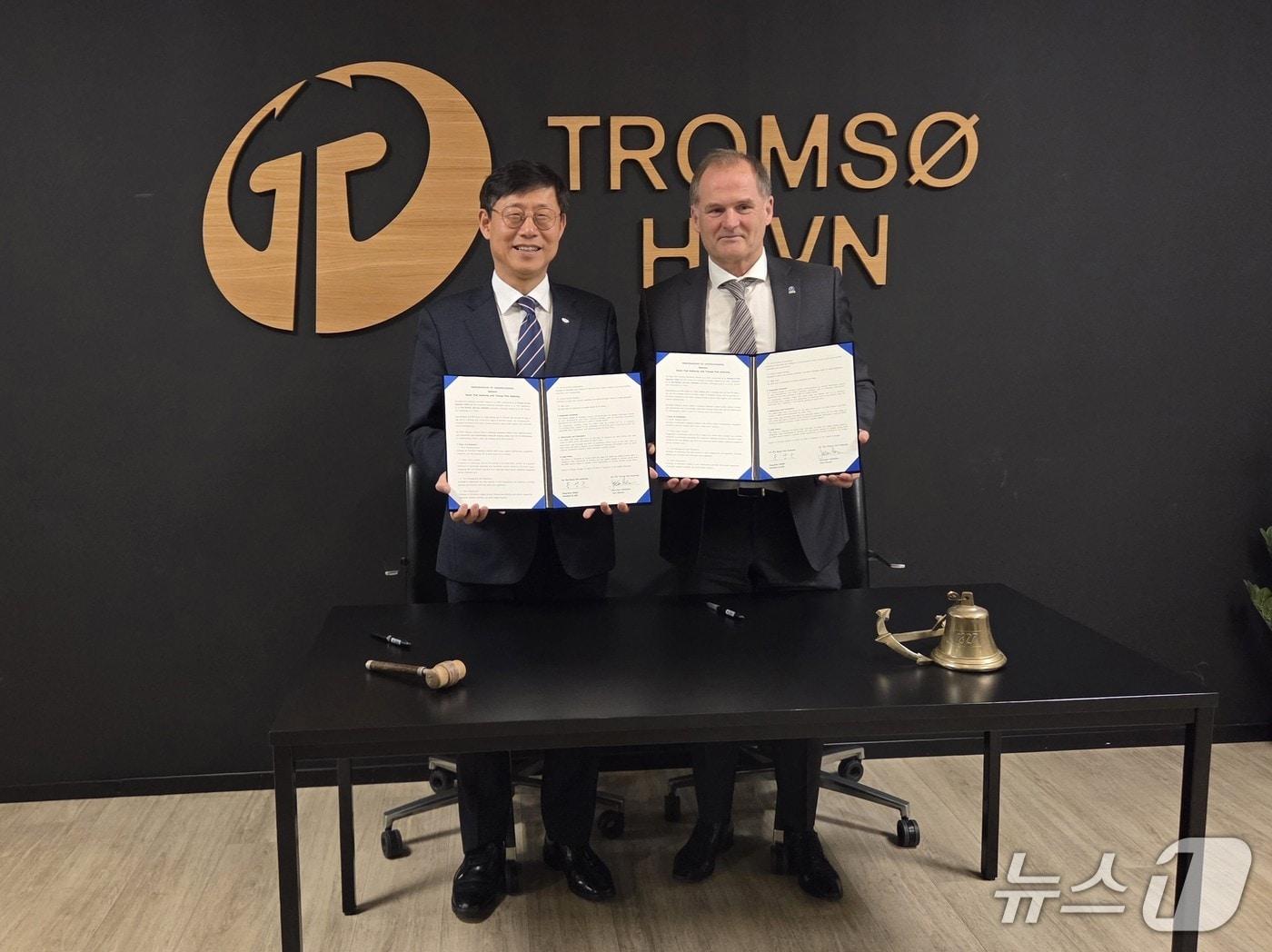 본문 이미지 - 송상근 BPA 사장과 요르 에벤 한센 노르웨이 트롬쇠 항만 CEO가 협약 체결 후 기념촬영을 하는 모습 (BPA 제공. 재판매 및 DB금지)