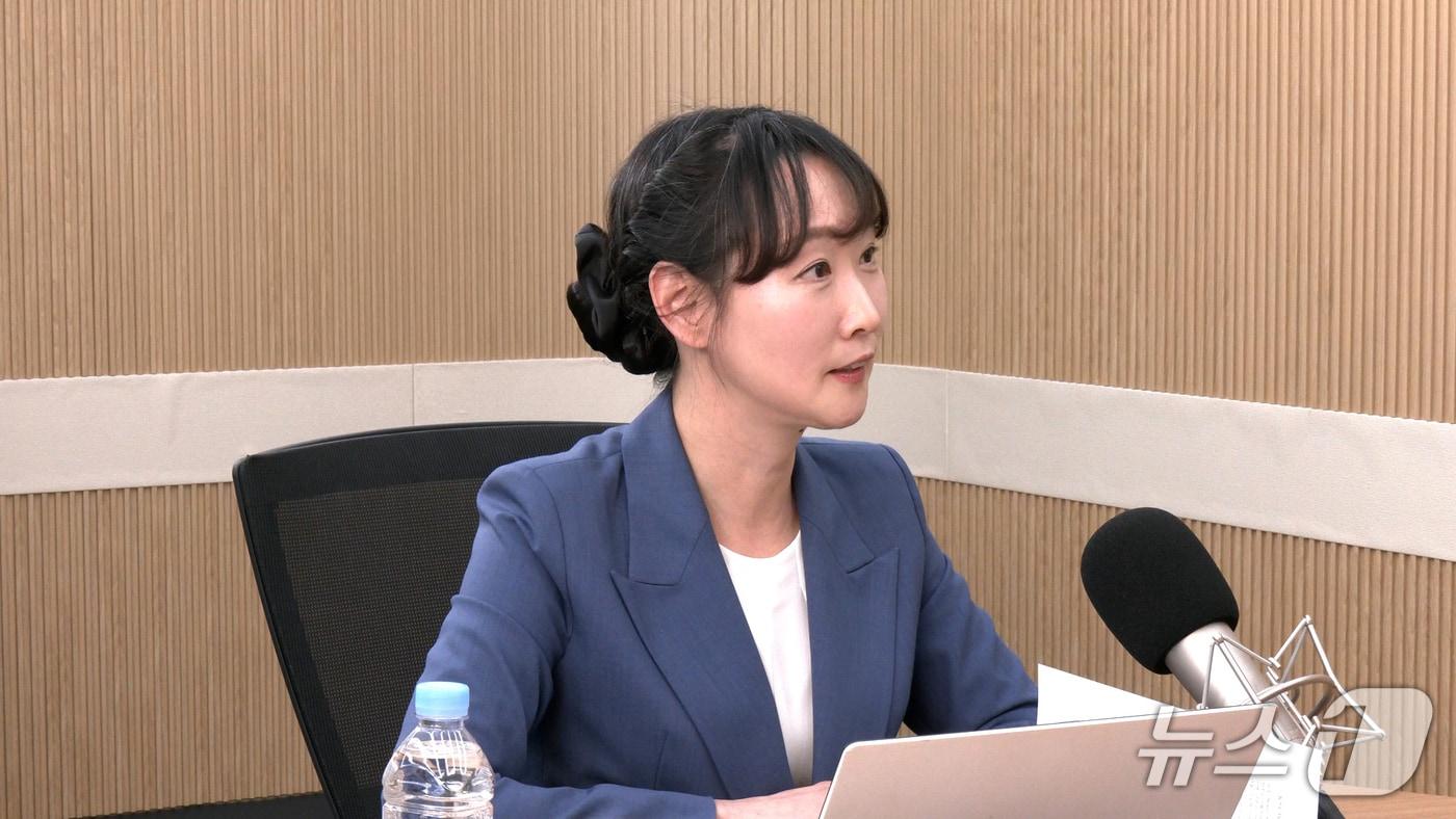 본문 이미지 - 이지은 더불어민주당 대변인이 26일 뉴스1TV '팩트앤뷰'에 출연해 질문에 답하고 있다.(뉴스1TV '팩트앤뷰' 캡처)