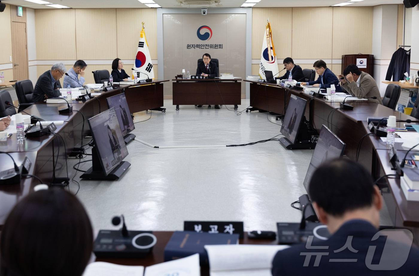 본문 이미지 - 최원호 원자력안전위원회 위원장이 26일 서울 중구 원자력안전위원회 대회의실에서 열린 제2026-4회 원자력안전위원회 회의에서 위원들과 안건을 논의하고 있다. 2026.03.26 ⓒ 뉴스1 (원안위 제공)