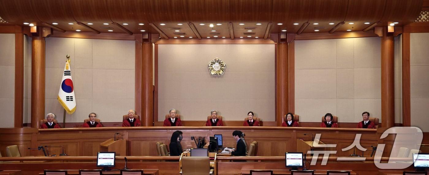 본문 이미지 - 김상환 헌법재판소장과 재판관들이 26일 오후 서울 종로구 헌법재판소에서 열린 병역법 제85조 위헌제청에 대한 위헌법률심판사건 등 선고를 위해 대심판정에 들어서고 있다. 2026.3.26 ⓒ 뉴스1 구윤성 기자