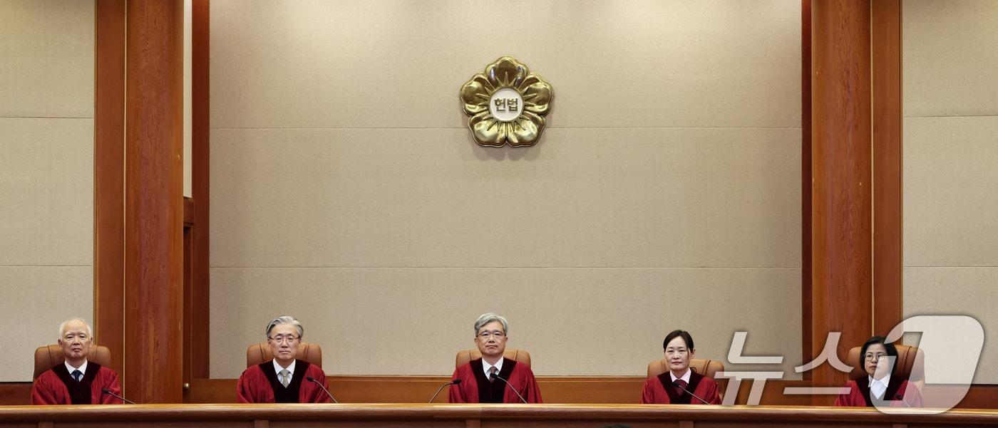 본문 이미지 - 김상환 헌법재판소장과 재판관들이 26일 오후 서울 종로구 헌법재판소에서 열린 병역법 제85조 위헌제청에 대한 위헌법률심판사건 등 선고를 위해 대심판정에 자리하고 있다. 2026.3.26 ⓒ 뉴스1 구윤성 기자