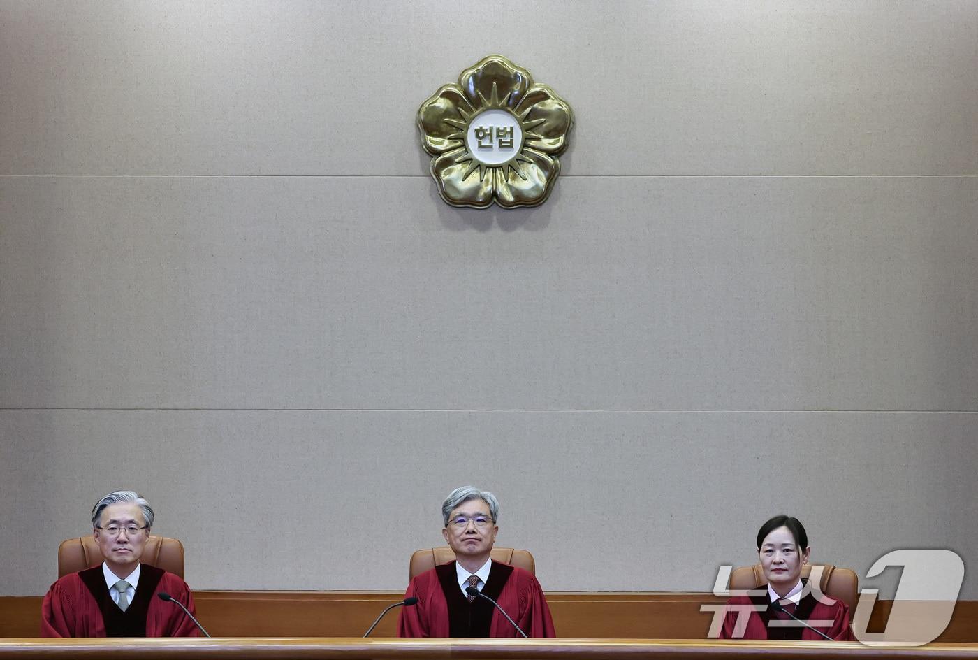 본문 이미지 - 김상환 헌법재판소장과 재판관들이 위헌법률심판사건 등 선고를 위해 대심판정에 들어서고 있다. 2026.3.26 ⓒ 뉴스1 구윤성 기자