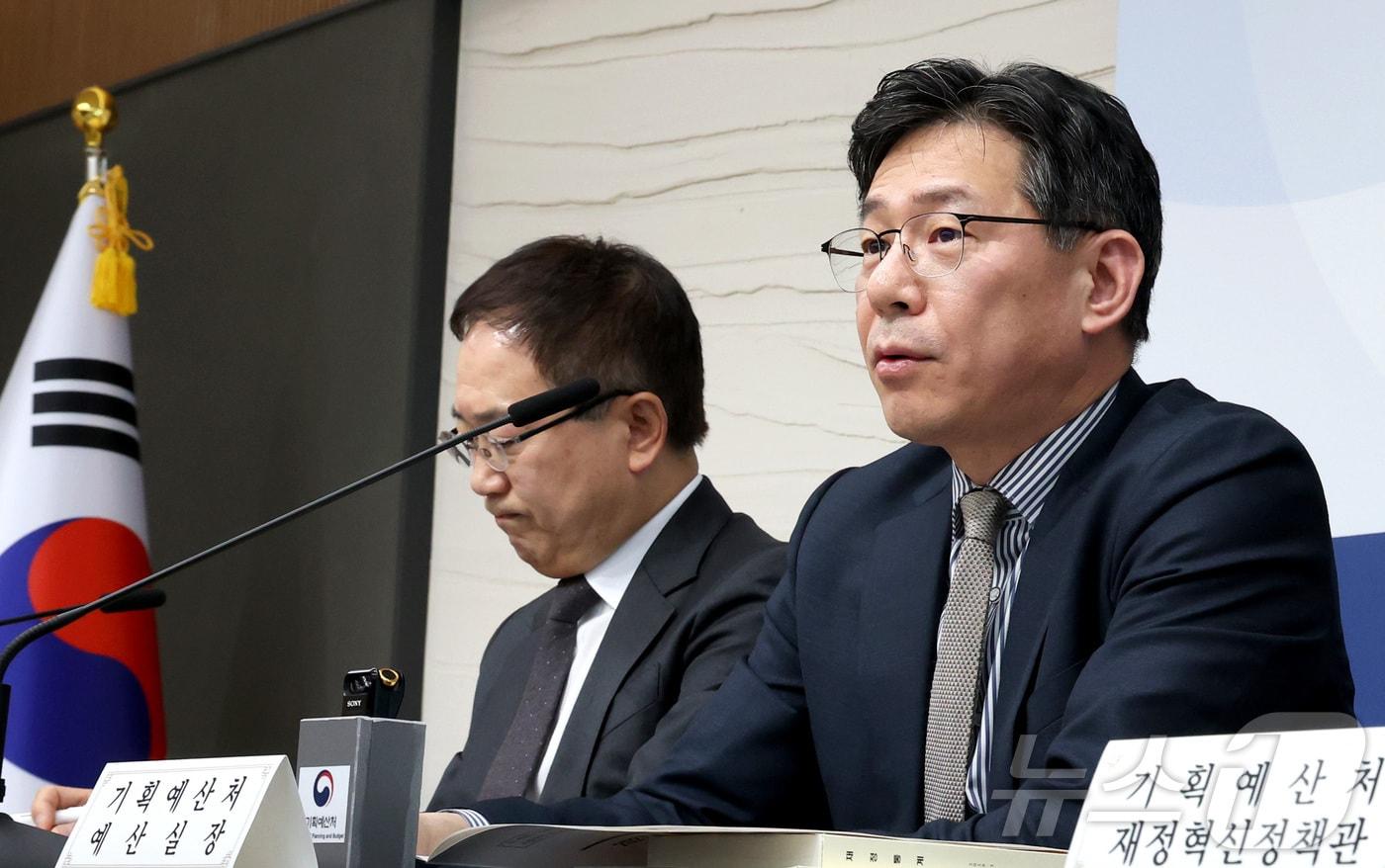 본문 이미지 - 조용범 기획예산처 예산실장(오른쪽). 2026.3.30 ⓒ 뉴스1 김기남 기자