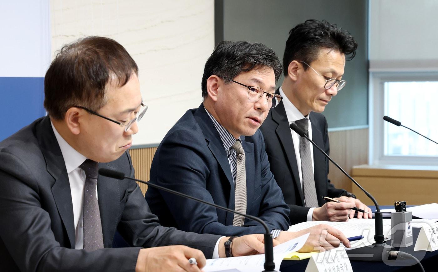 본문 이미지 - 조용범 기획예산처 예산실장(가운데) 2026.3.30 ⓒ 뉴스1 김기남 기자