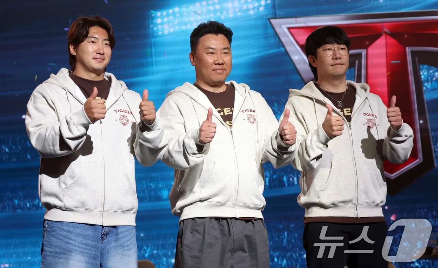 본문 이미지 - 26일 오후 서울 잠실 롯데호텔 월드에서 열린 2026 신한 SOL KBO 리그 미디어데이&팬페스트’에서 KIA 타이거즈 이범호 감독과 나성범, 양현종 선수가 팀 세리머니를 하고 있다. 2026.3.26 ⓒ 뉴스1 김명섭 기자