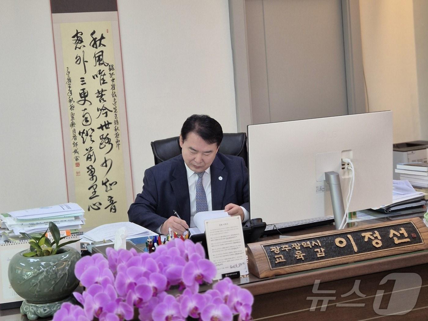 본문 이미지 - 이정선 광주시교육감이 26일 집무실에서 지방선거 출마 전 마지막 결재를 하고 있다.(광주시교육청 제공. 재배포 및 DB 금지)