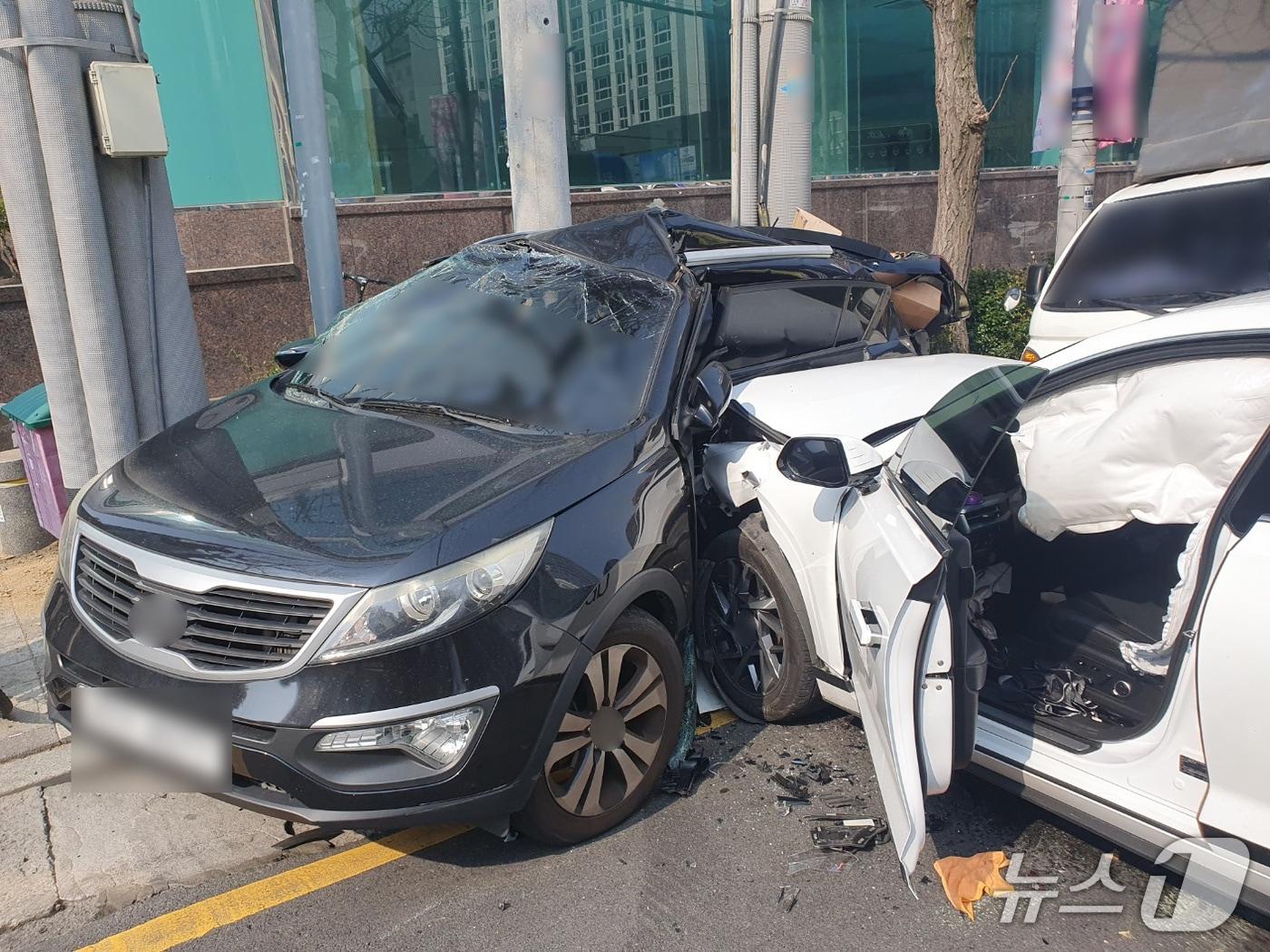 본문 이미지 - 26일 오전 한 70대 남성이 몰던 차량이 중앙선을 침범해 차량 2대와 부딪히는 사고가 발생했다. (경찰 제공. 재판매 및 DB금지)