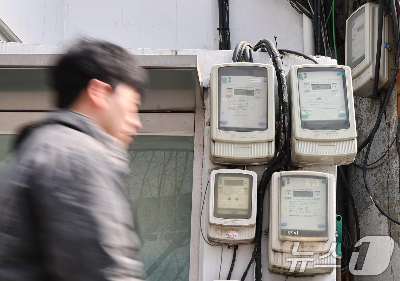 본문 이미지 - 서울 시내 한 상가 외벽에 설치된 전기계량기의 모습. 2026.3.26 ⓒ 뉴스1 김도우 기자