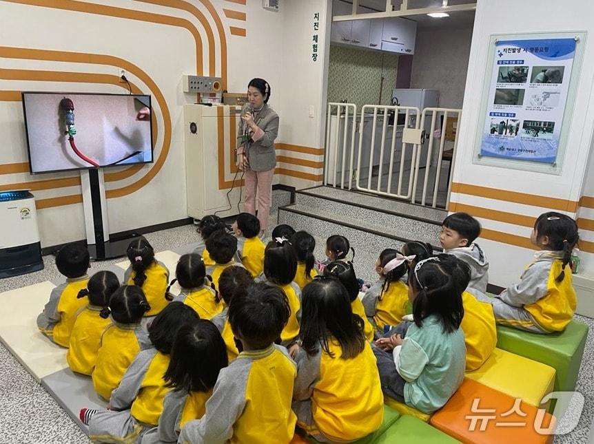 본문 이미지 - 유치원 원아들이 생활안전체험관 안전 프로그램에 참여하고 있다.(해운대구 제공. 재판매 및 DB금지)