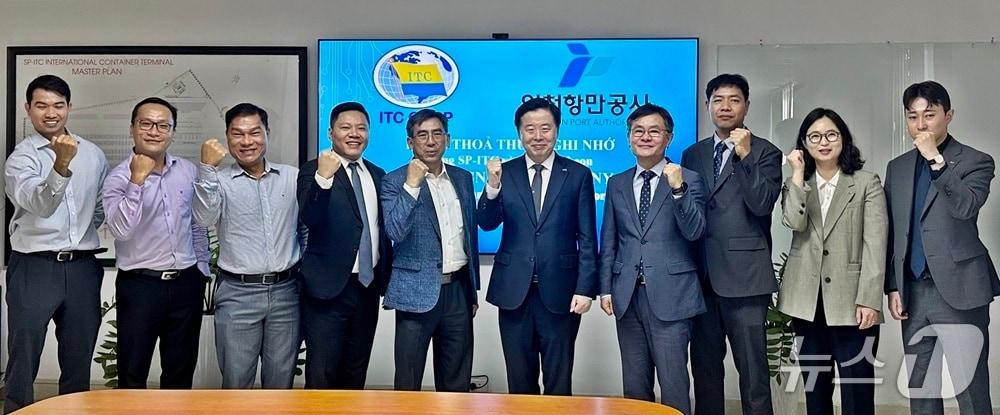 본문 이미지 - 이경규 인천항만공사 사장과 마케팅실 직원들이 SP-ITC 터미널과 항만 협력 업무협약을 체결하고 기념촬영을 하고 있다. (인천항만공사 제공.재판매 및 DB금지)