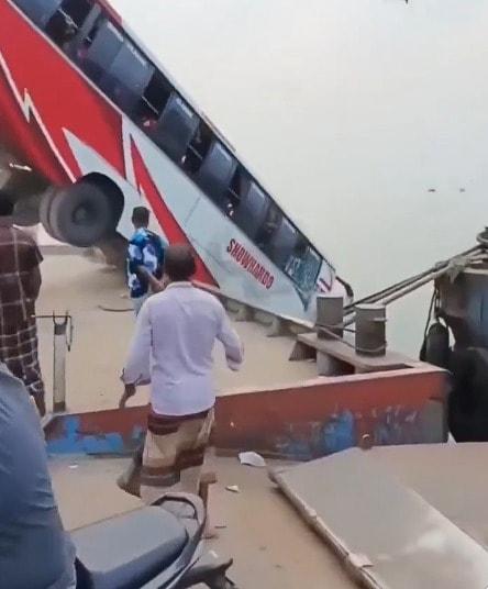 본문 이미지 - 사고 당시라며 소셜미디어에 퍼진 영상 중 일부 캡쳐. (소셜미디어 엑스 @KantInEastt)